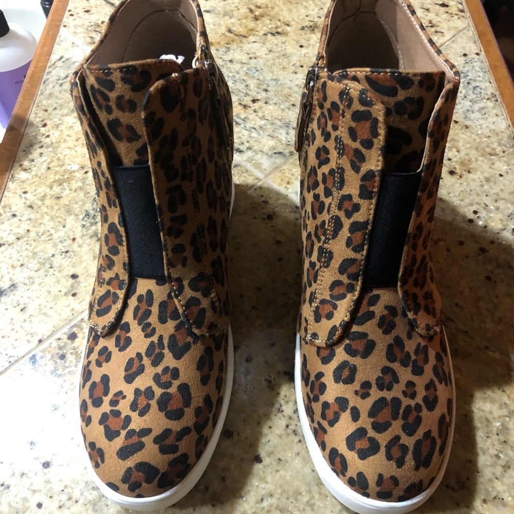 NEW- Leopard Wedge shoes Sz 8 - Picture 4 of 5